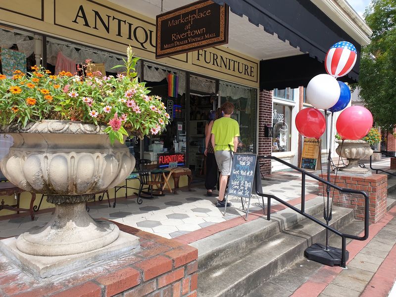 A Welcoming Spot for Gift Shopping and Families A Welcoming Spot for Gift Shopping and Families