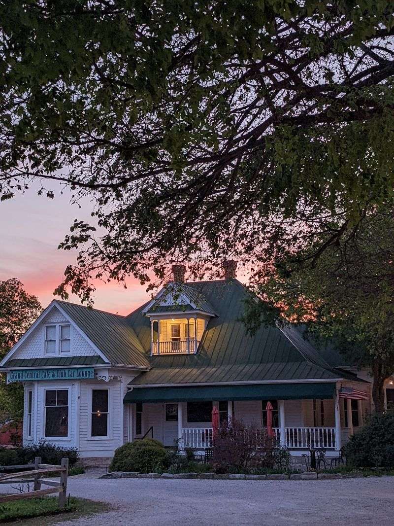 Cabins With Porches and Kitchens Cabins With Porches and Kitchens