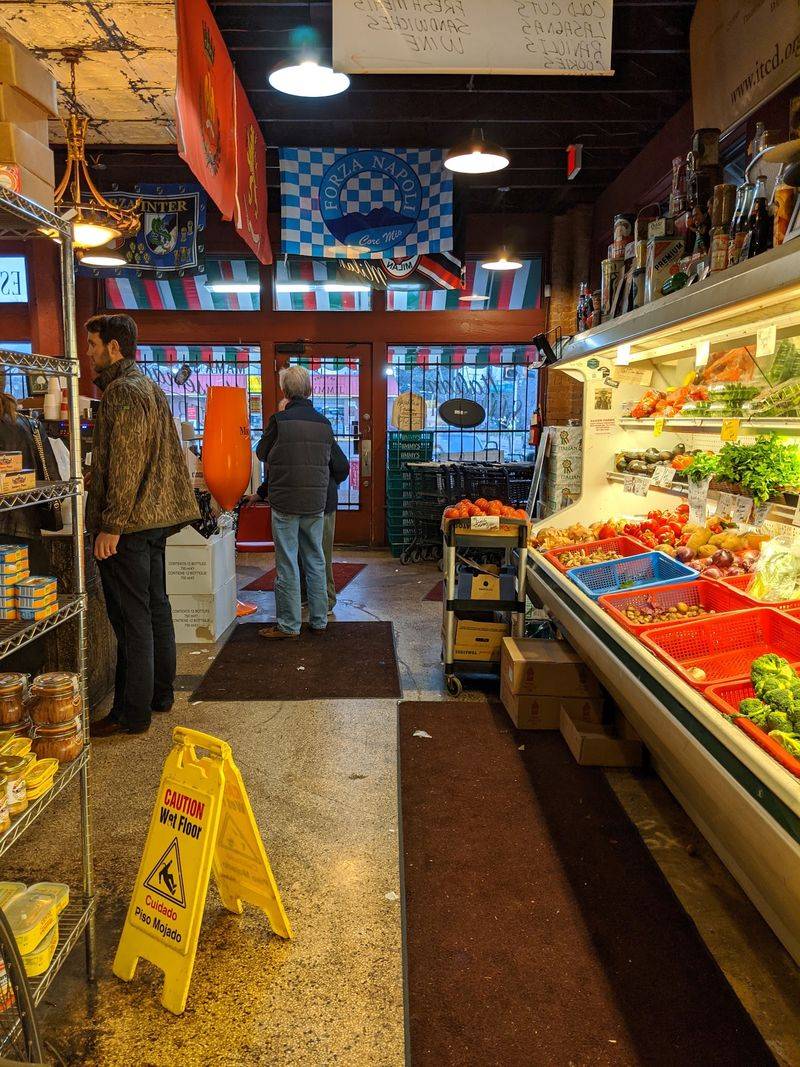 Cozy, Crowded, and Totally Unpretentious Cozy, Crowded, and Totally Unpretentious