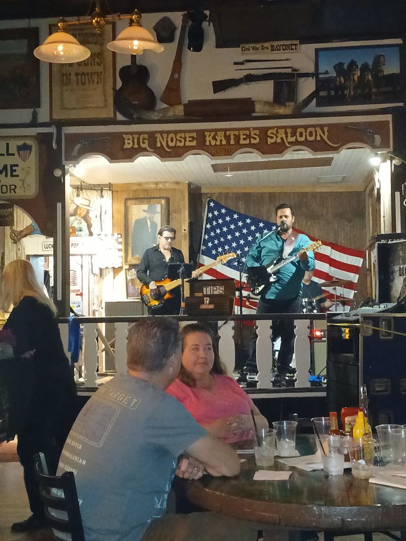 Live Music That Keeps the Room Moving Live Music That Keeps the Room Moving