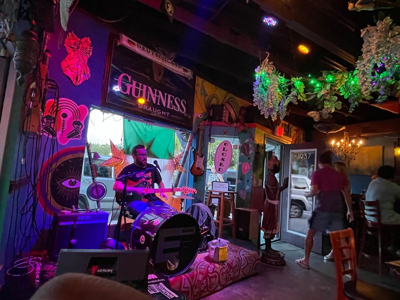 Live Music That Sets the Mood Live Music That Sets the Mood