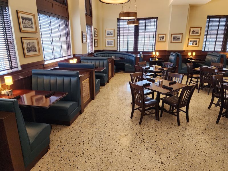 Settles Grill, the Busy Dining Room