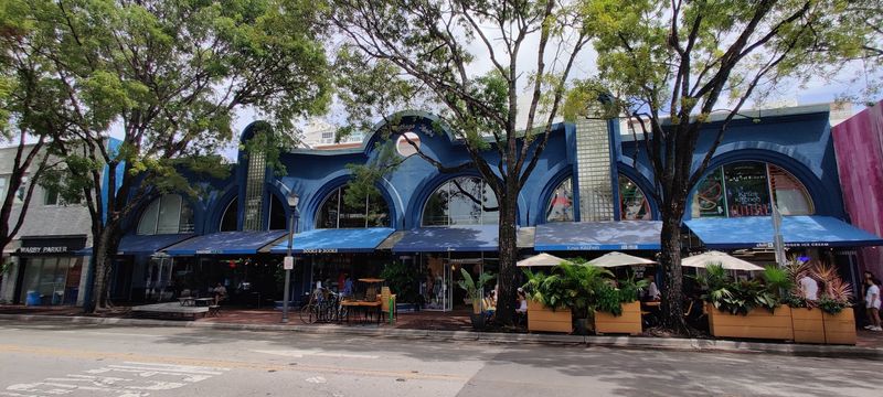 Sidewalk Cafes and the Slow Afternoon Sidewalk Cafes and the Slow Afternoon