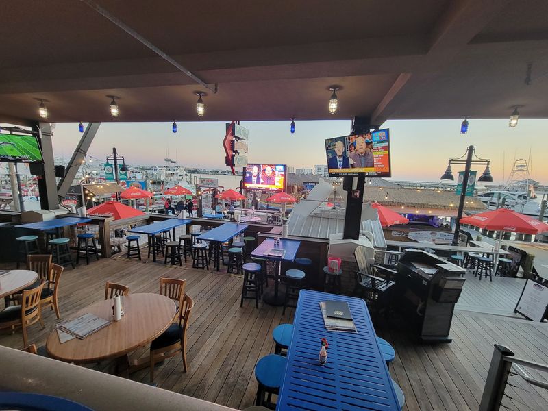Tailfins Waterfront Grill : Sports Bar : CRAB ISLAND, Destin, FL