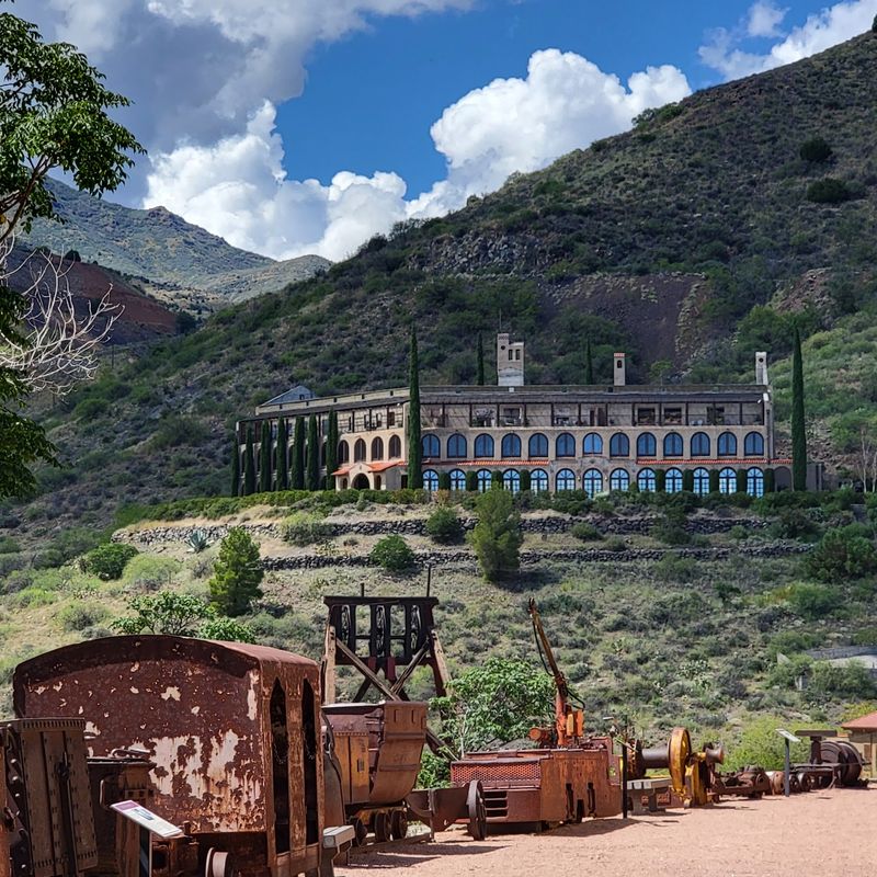 The Mansion That Watches Over the Valley The Mansion That Watches Over the Valley