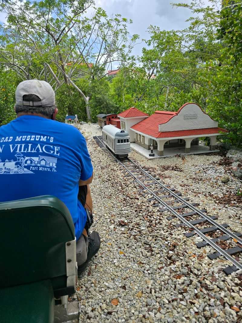 Volunteers Who Genuinely Love Trains Volunteers Who Genuinely Love Trains