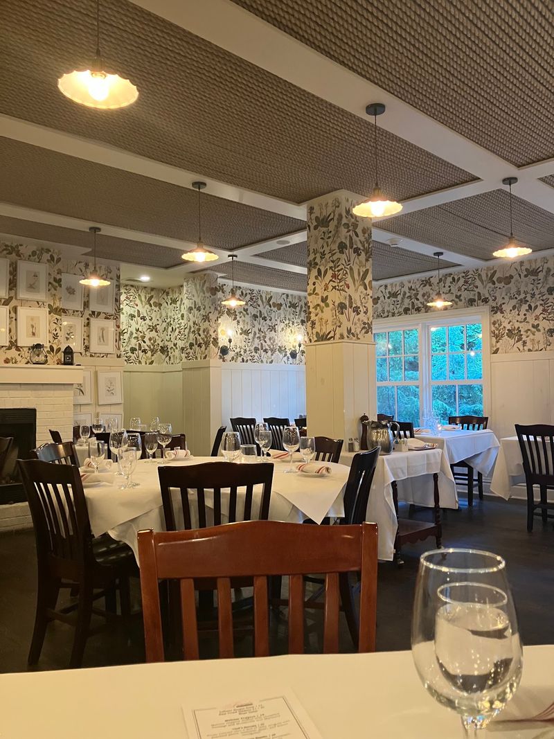 A Lakefront Inn With a Dining Room Story