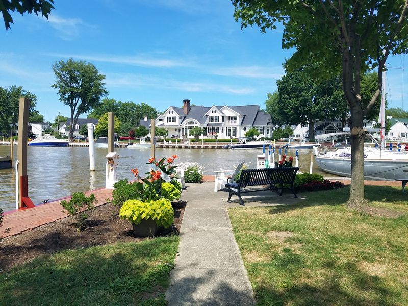 A Lakeside City Between Two Counties A Lakeside City Between Two Counties