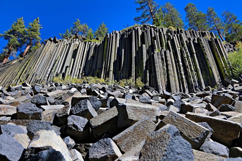A Stone Wall Hiding in the Eastern Sierra