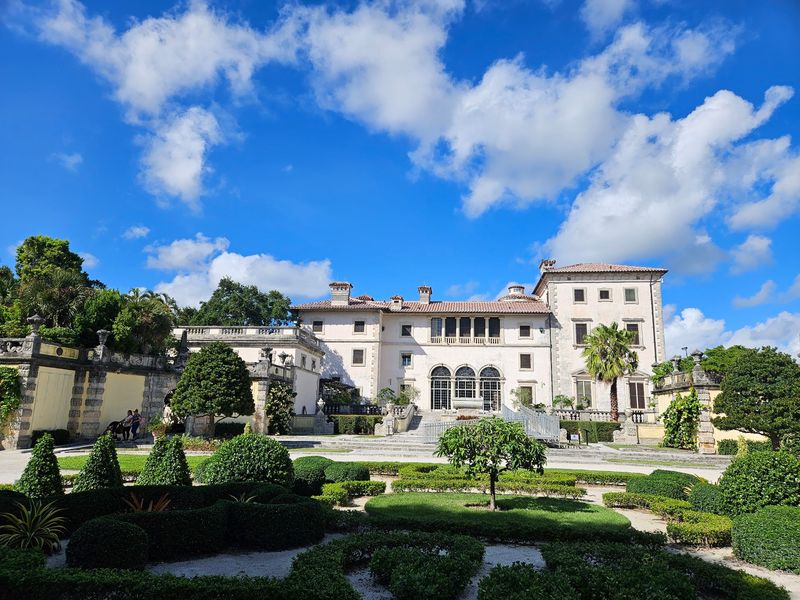 A Villa Hiding in Coconut Grove A Villa Hiding in Coconut Grove