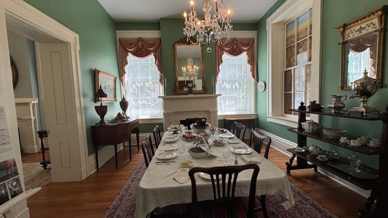 Art, Stories and Tea Under One Roof
