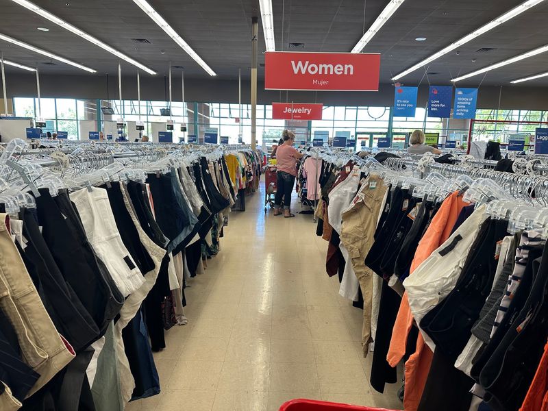 Clean Aisles and an Easy Layout Clean Aisles and an Easy Layout