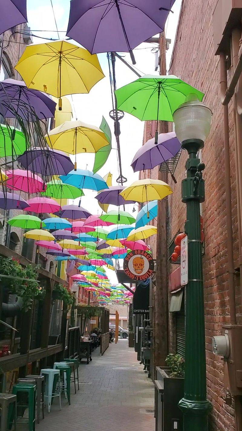 Eateries and Shops Around the Passage