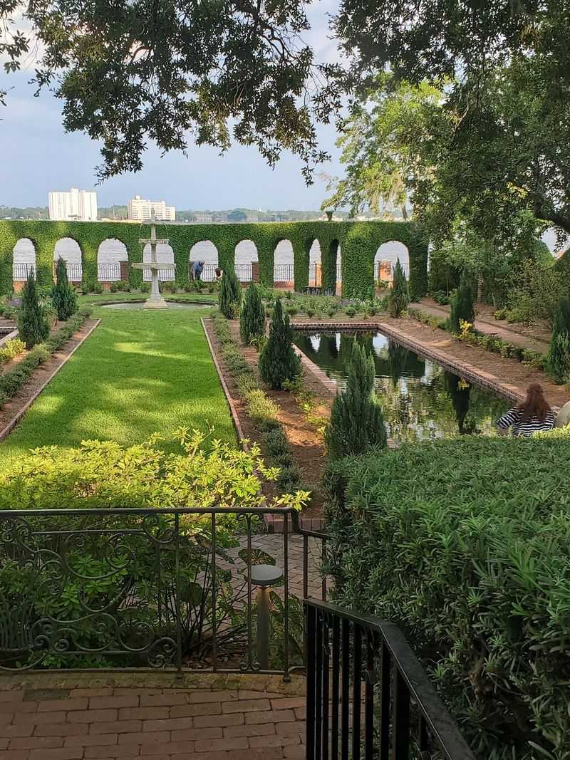 Gardens That Steal the Show Gardens That Steal the Show