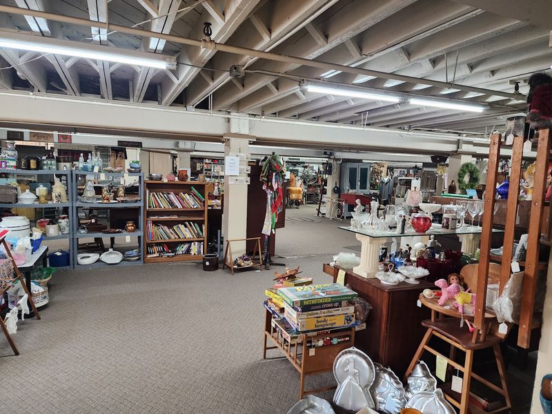 Hundreds of Vendors Under One Roof Hundreds of Vendors Under One Roof