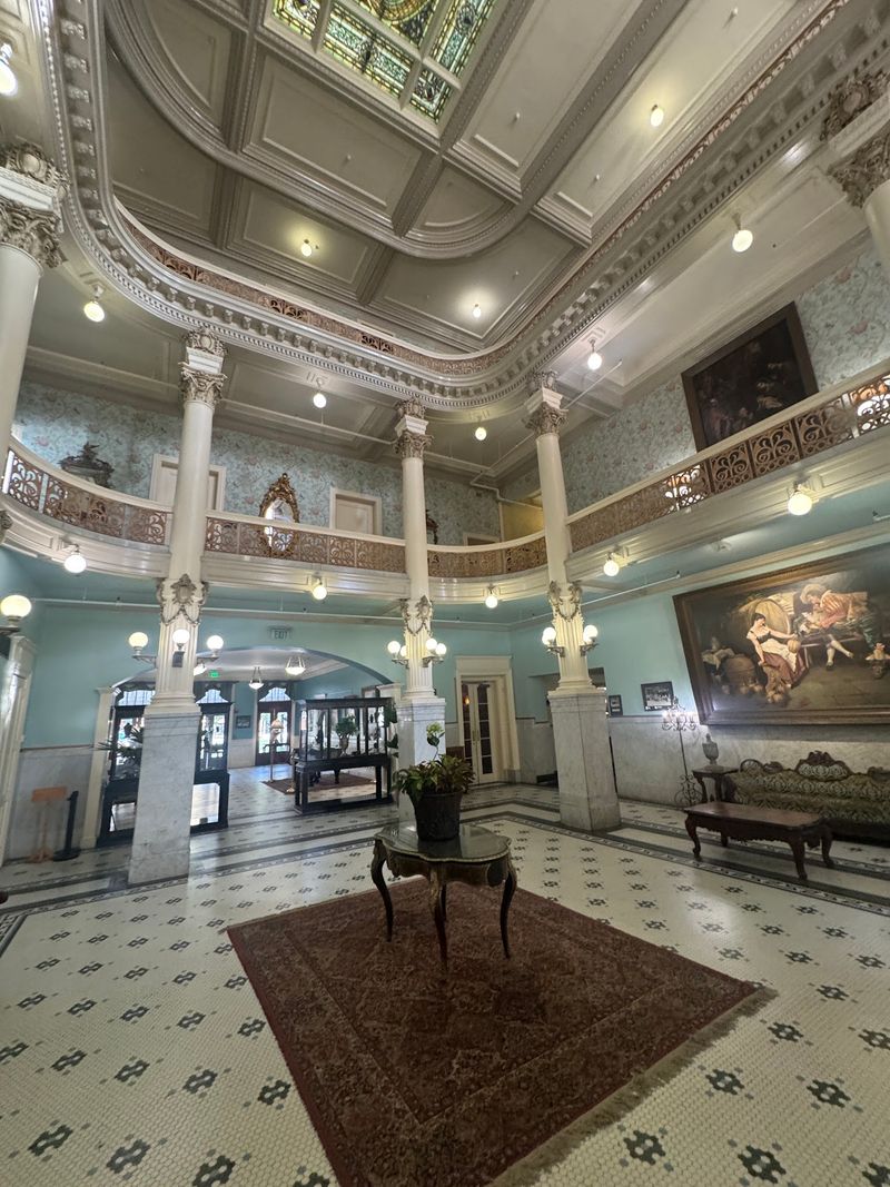 Lobby Looks and Dining on Site