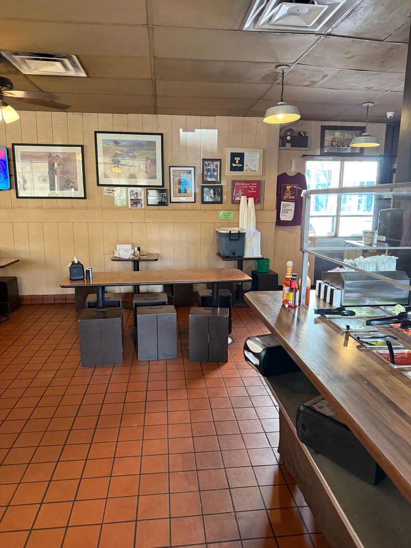 Rustic Seats and a Crowd That Keeps Returning