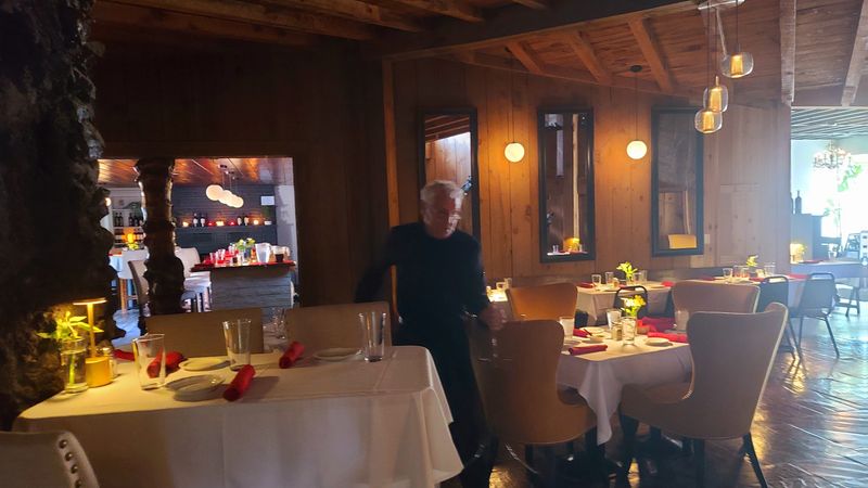 The Chef Who Visits Every Table The Chef Who Visits Every Table
