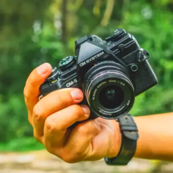 10 Cameras That Turn Everyday Cafés into Cinematic Scenes