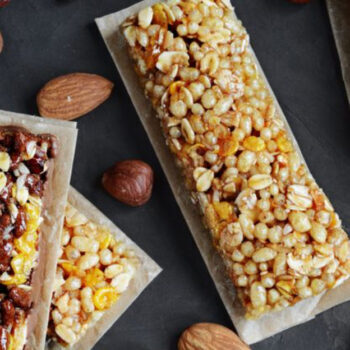 12 Snacks Nutritionists Recommend for Long Flights