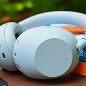 14 Best Travel Headphones for Train Journeys