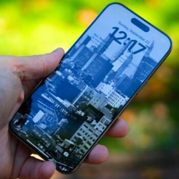 7 Smartphones Travelers Swear By for Long Flights and Road Trips (2025)