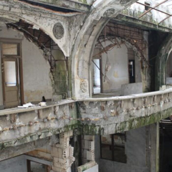 Once Packed, Now Empty: 15 Historic Hotels No One Checks Into Anymore