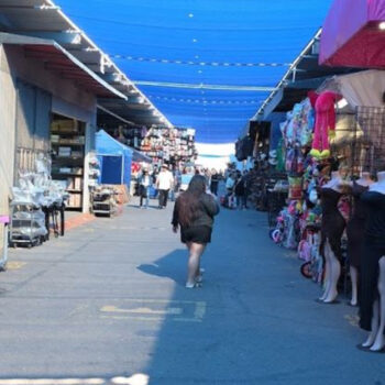 This huge Arizona flea market features more than 1,000 vendors and food stalls