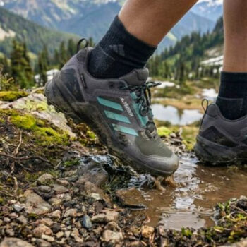 We Tested 20 Travel Shoes - These 10 Never Became a Distraction