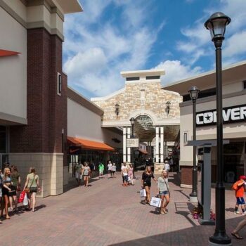 Minnesota Bargain Hunters Rave About This Outlet Mall's Deals On Nike, Coach And Ralph Lauren