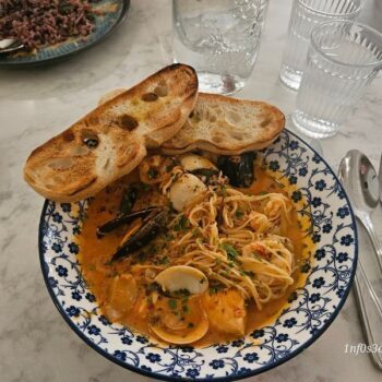 There's A Tiny Arizona Oyster Bar Where Locals Order The Cajun Shrimp Pasta Again And Again