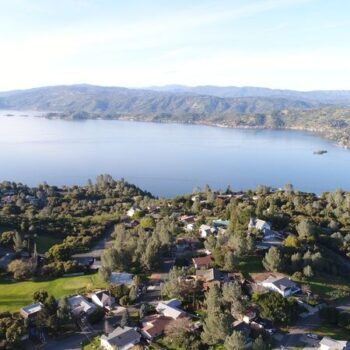 Real Homes Still Sell for Around $120,000 in This Quiet Lakeside California Town