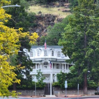Retirees Are Quietly Settling Into This California Mountain Town Where Rent Is Shockingly Low