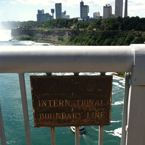 Walking across the border from USA to Canada in Niagara Falls 